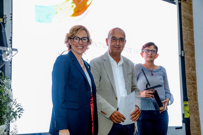 La Associació Meridià Zero y la Comissió de Festes de Sant Sebastià reciben los premios Vila de Xàbia La Associació Meridià Zero y la Comissió de Festes de Sant Sebastià reciben los premios Vila de Xàbia