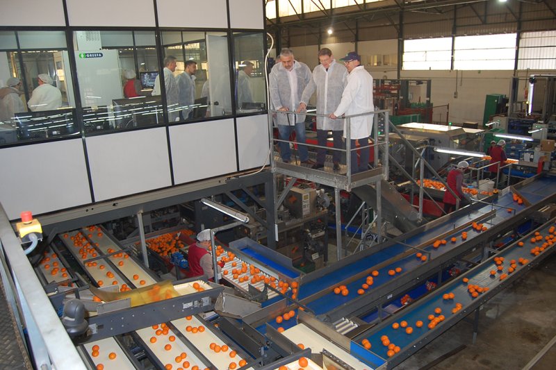 Ximo Puig aposta per la coordinació de la Generalitat amb les empreses agrícoles de Pego per a traure de l’abandó a moltes terres Ximo Puig aposta per la coordinació de la Generalitat amb les empreses agrícoles de Pego per a traure de l’abandó a moltes terres