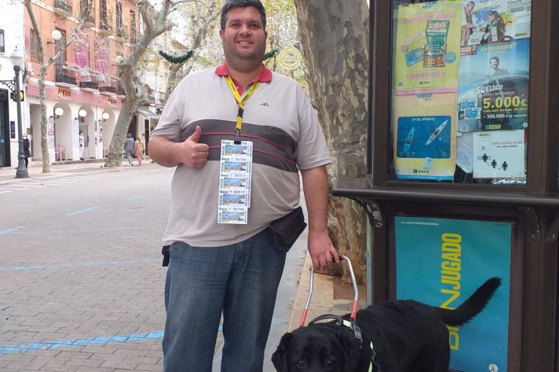 El vendedor de Dénia Rubén Pérez reparte 210.000 euros en el cupón de la ONCE El vendedor de Dénia Rubén Pérez reparte 210.000 euros en el cupón de la ONCE