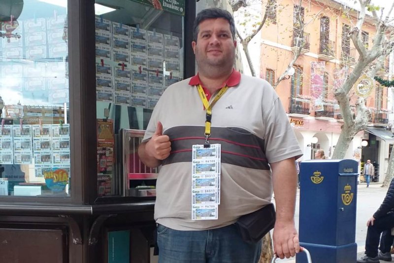 El vendedor de Dénia Rubén Pérez reparte 210.000 euros en el cupón de la ONCE El vendedor de Dénia Rubén Pérez reparte 210.000 euros en el cupón de la ONCE