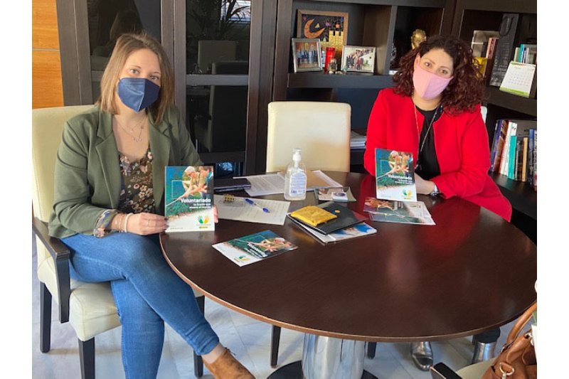 Voluntarios acompañan a personas con deficiencias visuales en Calp Voluntarios acompañan a personas con deficiencias visuales en Calp