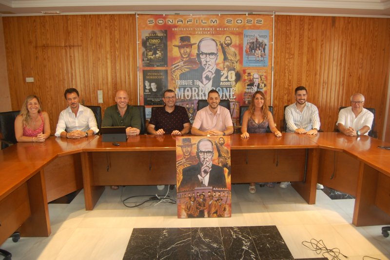 Paco Chika enmarca la ilustración del Sonafilm dedicado a Ennio Morricone en la plaza de toros de Ondara Paco Chika enmarca la ilustración del Sonafilm dedicado a Ennio Morricone en la plaza de toros de Ondara