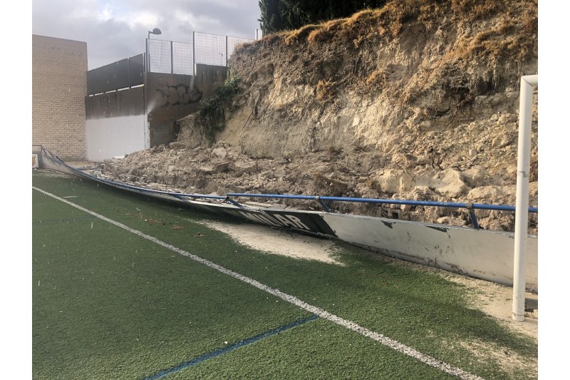 Primera Regional: el Benissa suspende su partido por los desprendimientos en la grada provocados por la lluvia Primera Regional: el Benissa suspende su partido por los desprendimientos en la grada provocados por la lluvia