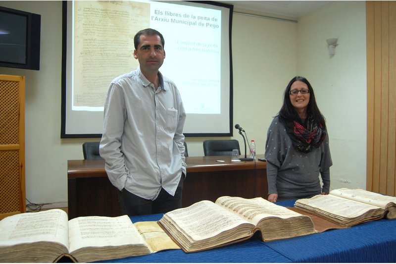 Almela ressalta a Pego la rellevància dels llibres de la peita Almela ressalta a Pego la rellevància dels llibres de la peita