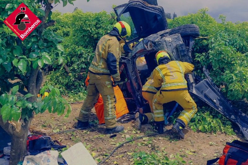 Un coche cae a un bancal en Dénia y su conductor queda atrapado en el vehículos  Un coche cae a un bancal en Dénia y su conductor queda atrapado en el vehículos