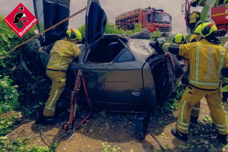 Un coche cae a un bancal en Dénia y su conductor queda atrapado en el vehículos  Un coche cae a un bancal en Dénia y su conductor queda atrapado en el vehículos