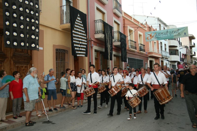 Els balcons del carrer La Bassa de Gata llueixen l'Art al Vent  Els balcons del carrer La Bassa de Gata llueixen l'Art al Vent