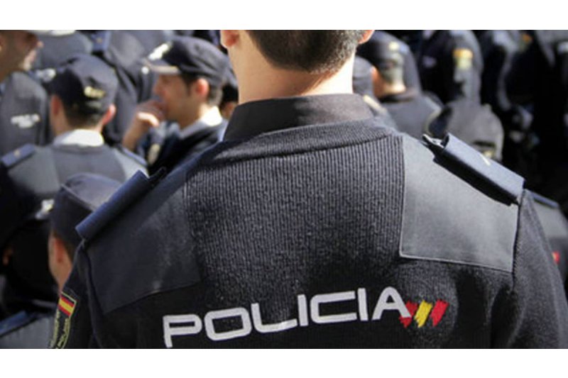 La Policía Nacional detiene a dos jóvenes cuando intentaban acceder a un local comercial de Dénia  La Policía Nacional detiene a dos jóvenes cuando intentaban acceder a un local comercial de Dénia