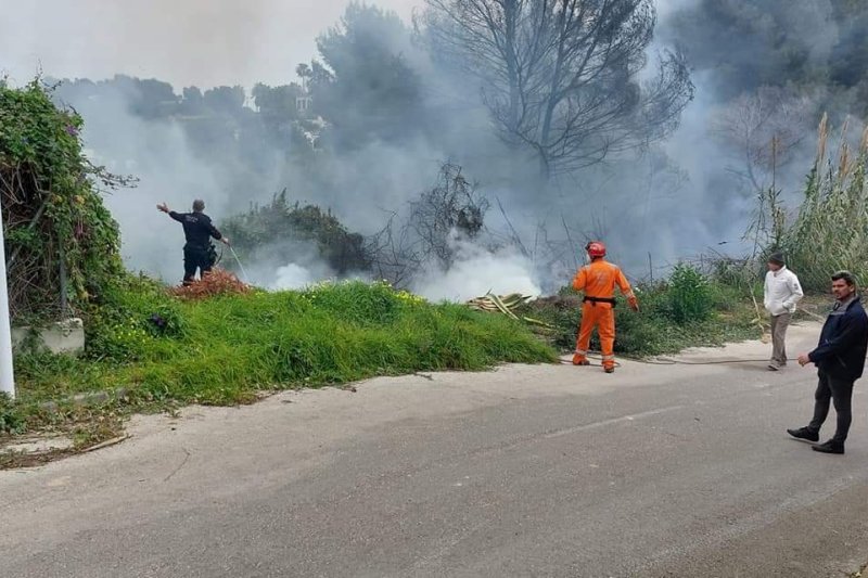Incendio en un barranco de Xàbia  Incendio en un barranco de Xàbia