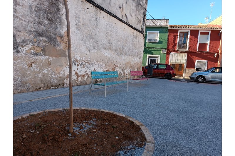 El Ayuntamiento de Pego renueva el mobiliario urbano con tapones reciclados El Ayuntamiento de Pego renueva el mobiliario urbano con tapones reciclados