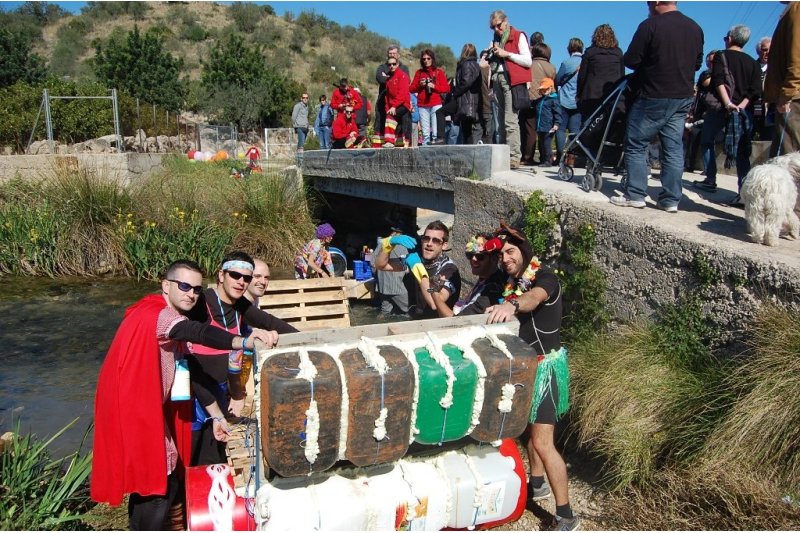 El trenet de Mickey i Xiringuito pelilero s'imposen en la Baixada al Riu Bullent de Pego El trenet de Mickey i Xiringuito pelilero s'imposen en la Baixada al Riu Bullent de Pego