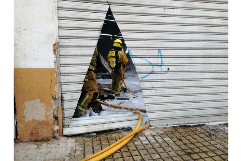 Un incendio en una antigua fábrica de Dénia obliga a confinar a vecinos en viviendas próximas  Un incendio en una antigua fábrica de Dénia obliga a confinar a vecinos en viviendas próximas