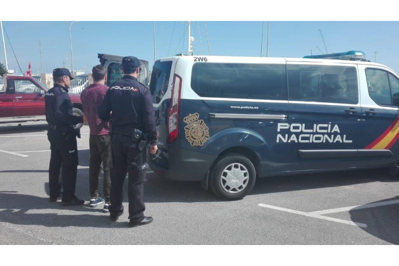 La Policía Nacional detiene en Denia a un joven tras fracturar los escaparates de dos establecimiento para robar La Policía Nacional detiene en Denia a un joven tras fracturar los escaparates de dos establecimiento para robar