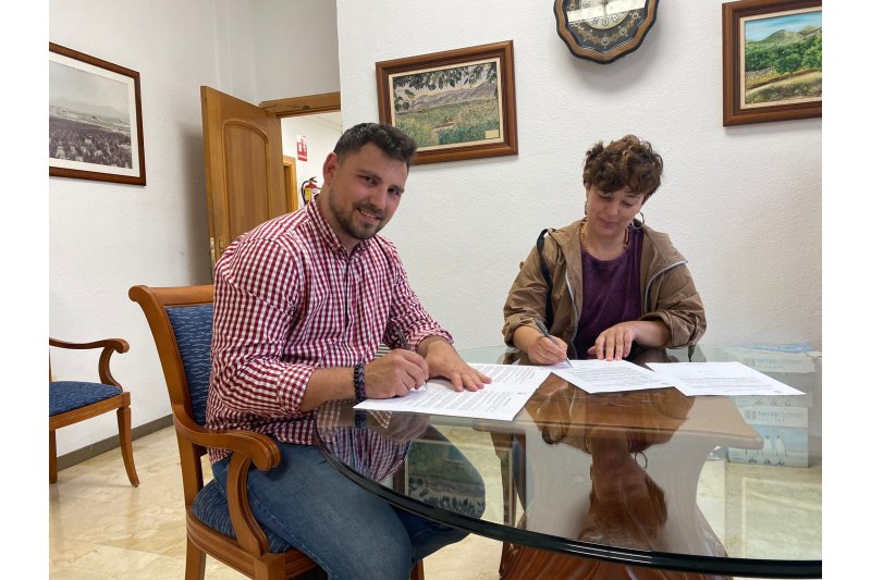 El Ayuntamiento de Pego renueva el convenio de colaboración con el comercio local El Ayuntamiento de Pego renueva el convenio de colaboración con el comercio local