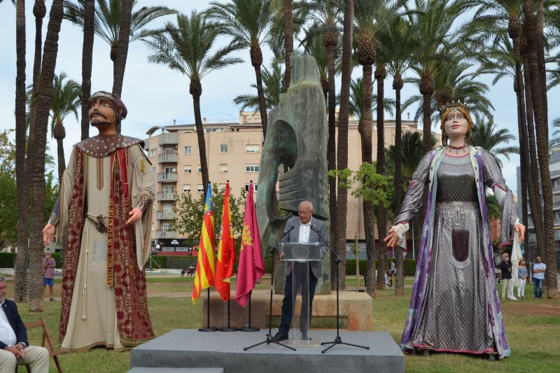 Discursos políticos, música y danza en el acto institucional del 9 d'Octubre en Dénia Discursos políticos, música y danza en el acto institucional del 9 d'Octubre en Dénia