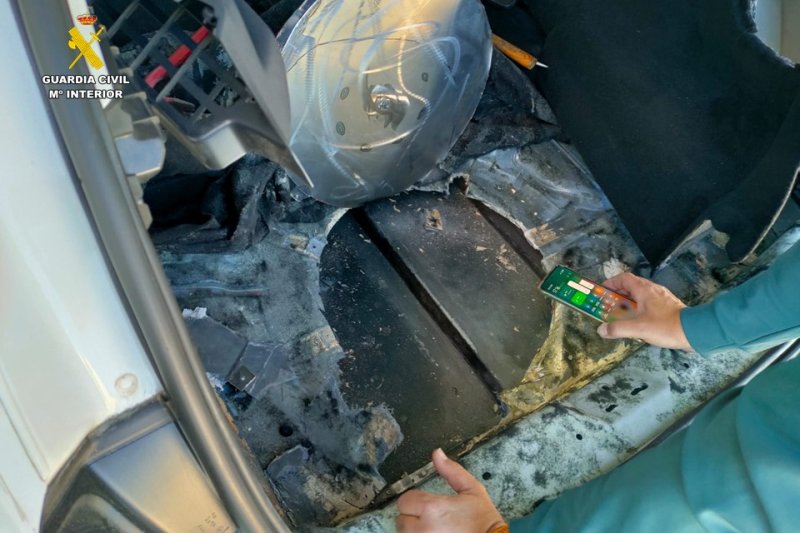 Detenido en Denia cuando intentaba llevar a Ibiza cocaína escondida en el maletero de su vehículo  Detenido en Denia cuando intentaba llevar a Ibiza cocaína escondida en el maletero de su vehículo