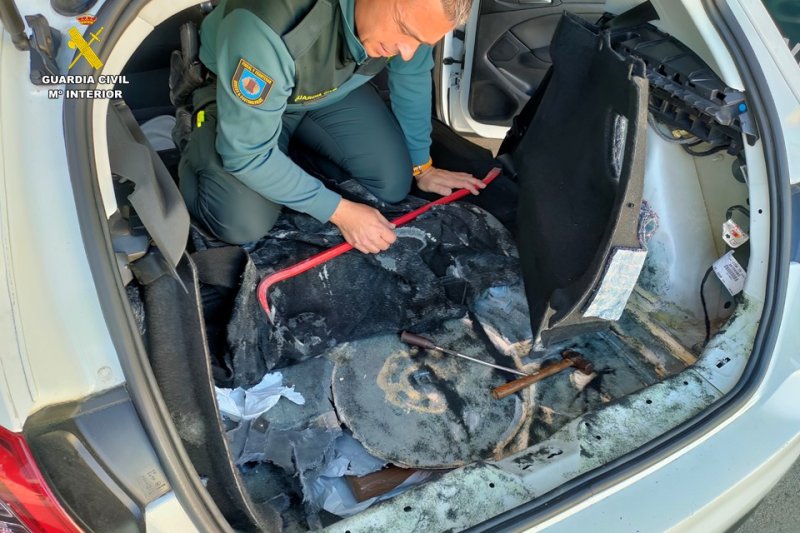 Detenido en Denia cuando intentaba llevar a Ibiza cocaína escondida en el maletero de su vehículo  Detenido en Denia cuando intentaba llevar a Ibiza cocaína escondida en el maletero de su vehículo