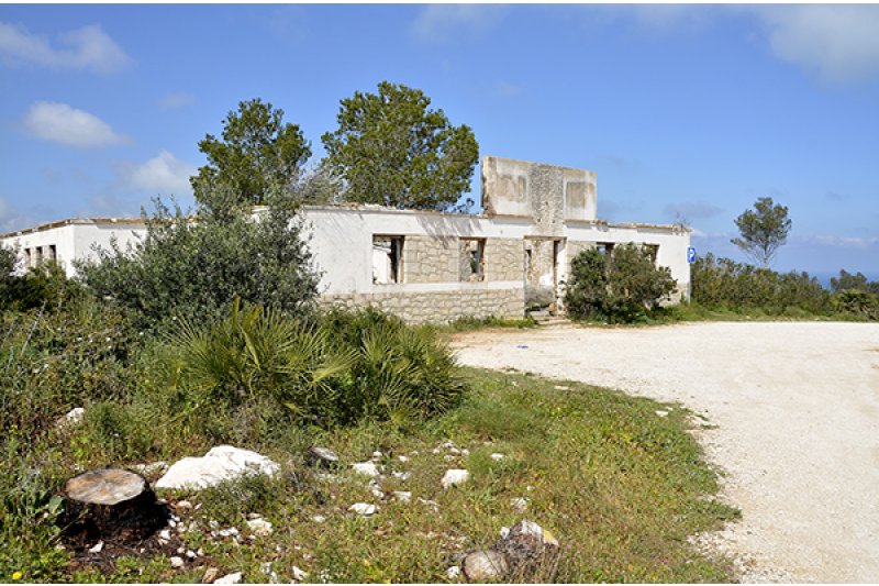 El Ayuntamiento de Xàbia adquiere las fincas de los antiguos cuarteles de Carabineros en la Granadella y la Plana El Ayuntamiento de Xàbia adquiere las fincas de los antiguos cuarteles de Carabineros en la Granadella y la Plana