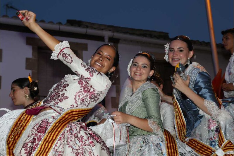 La segona cavalcada de carrosses de les Fogueres de Xàbia discorre amb molt de colorit i ambient La segona cavalcada de carrosses de les Fogueres de Xàbia discorre amb molt de colorit i ambient