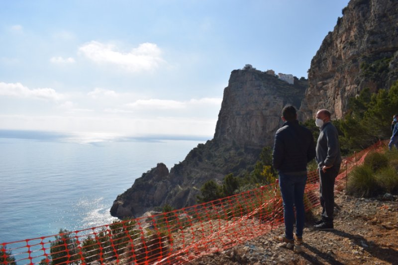 En marcha las obras del nuevo mirador en la Ruta de los Acantilados de Benitatxell En marcha las obras del nuevo mirador en la Ruta de los Acantilados de Benitatxell