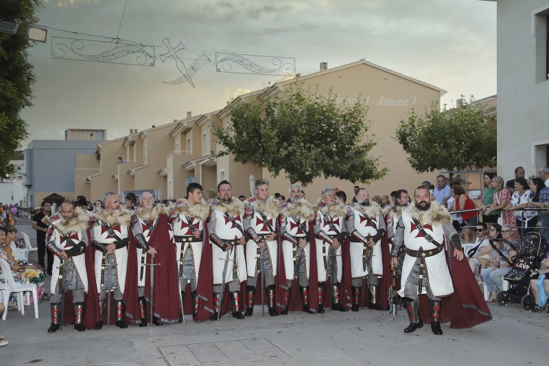 Els moros i cristians tornen a omplir els carrers de Els Poblets de color i música de la mà de Cavallers de l’Apocalipsi Els moros i cristians tornen a omplir els carrers de Els Poblets de color i música de la mà de Cavallers de l’Apocalipsi