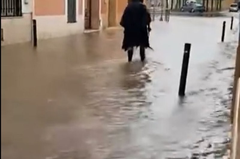 La lluvia inunda una calle en Gata y obliga a cortar el paso inferior del Passeig d'Alacant  La lluvia inunda una calle en Gata y obliga a cortar el paso inferior del Passeig d'Alacant