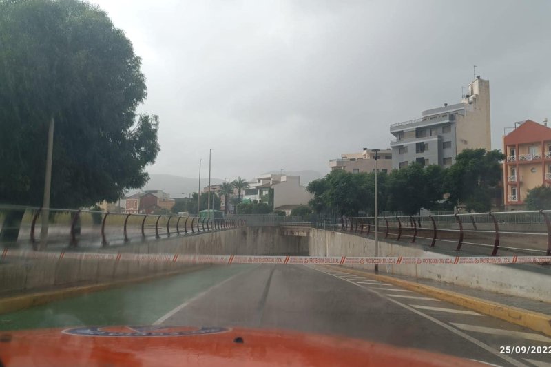 La lluvia inunda una calle en Gata y obliga a cortar el paso inferior del Passeig d'Alacant  La lluvia inunda una calle en Gata y obliga a cortar el paso inferior del Passeig d'Alacant