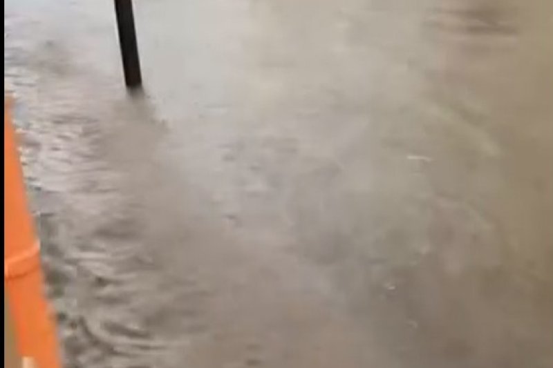 La lluvia inunda una calle en Gata y obliga a cortar el paso inferior del Passeig d'Alacant  La lluvia inunda una calle en Gata y obliga a cortar el paso inferior del Passeig d'Alacant