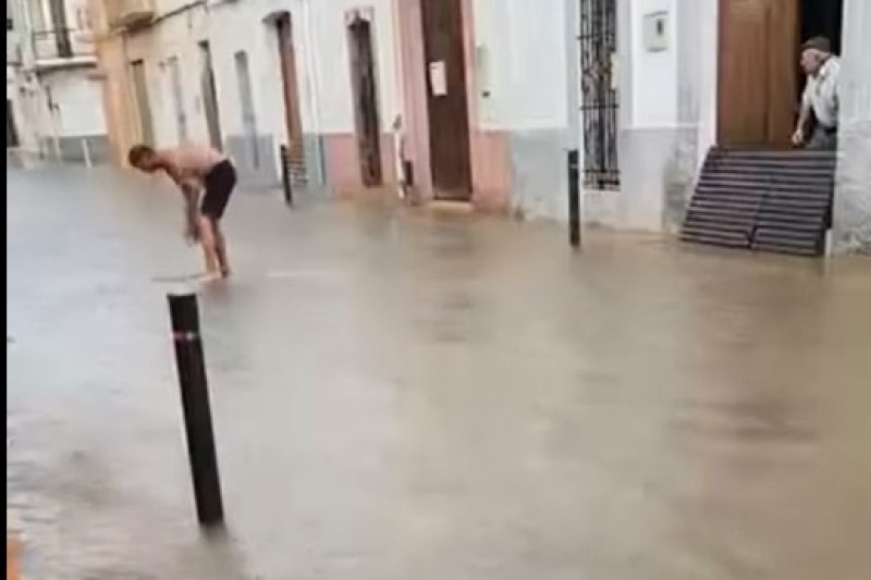 La lluvia inunda una calle en Gata y obliga a cortar el paso inferior del Passeig d'Alacant  La lluvia inunda una calle en Gata y obliga a cortar el paso inferior del Passeig d'Alacant