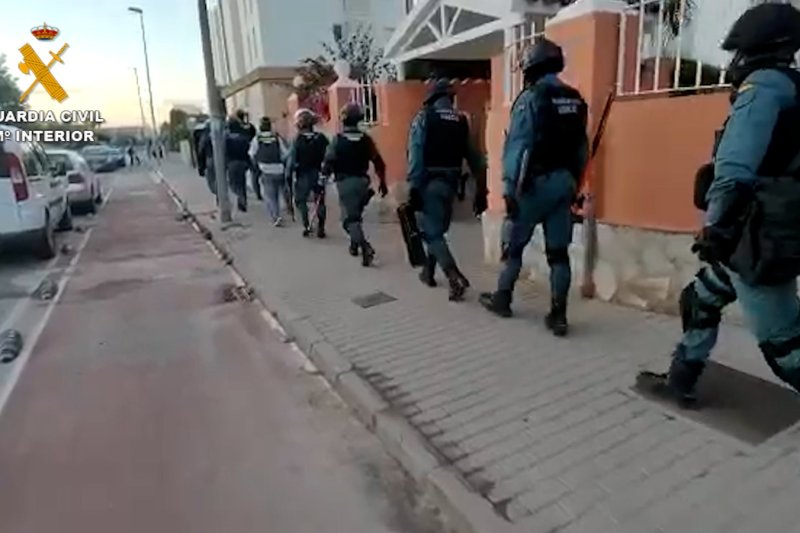 La Guardia Civil desmantela en Dénia y Ondara una red que extorsionaba a usuarios de páginas web de contactos  La Guardia Civil desmantela en Dénia y Ondara una red que extorsionaba a usuarios de páginas web de contactos