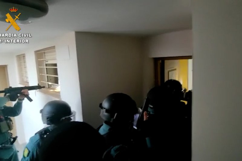 La Guardia Civil desmantela en Dénia y Ondara una red que extorsionaba a usuarios de páginas web de contactos  La Guardia Civil desmantela en Dénia y Ondara una red que extorsionaba a usuarios de páginas web de contactos