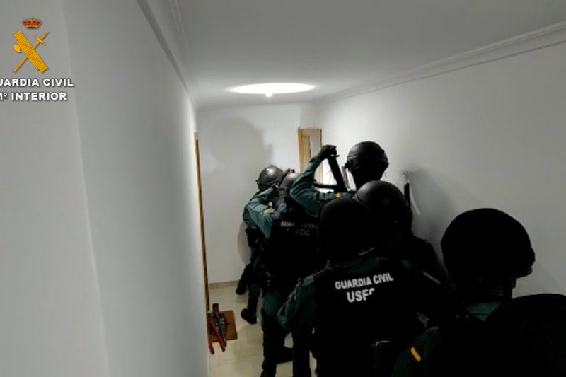 La Guardia Civil desmantela en Dénia y Ondara una red que extorsionaba a usuarios de páginas web de contactos  La Guardia Civil desmantela en Dénia y Ondara una red que extorsionaba a usuarios de páginas web de contactos