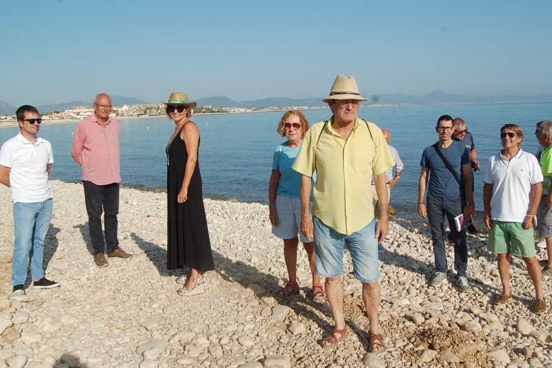 Los Ayuntamientos de Dénia y Els Poblets acuerdan la habilitación de un canal en la zona de l’Almadrava sur para la entrada de maquinaria de limpieza en la playa  Los Ayuntamientos de Dénia y Els Poblets acuerdan la habilitación de un canal en la zona de l’Almadrava sur para la entrada de maquinaria de limpieza en la playa