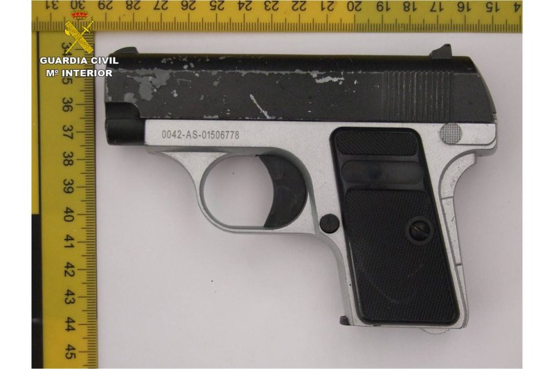 La Guardia Civil detiene en La Marina  Alta a dos menores por un robo con violencia con arma simulada La Guardia Civil detiene en La Marina  Alta a dos menores por un robo con violencia con arma simulada