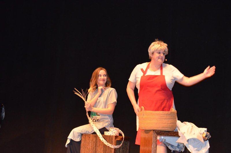 El palau de Parèmia ridiculitza la discriminació de les dones amb humor i música El palau de Parèmia ridiculitza la discriminació de les dones amb humor i música