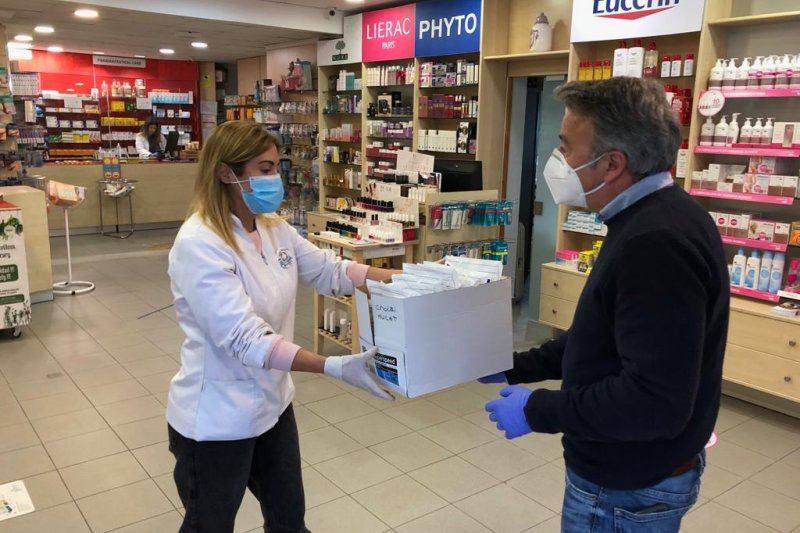 Una fundación holandesa entrega 10.000 mascarillas para profesionales y grupos de riesgo de Xàbia Una fundación holandesa entrega 10.000 mascarillas para profesionales y grupos de riesgo de Xàbia