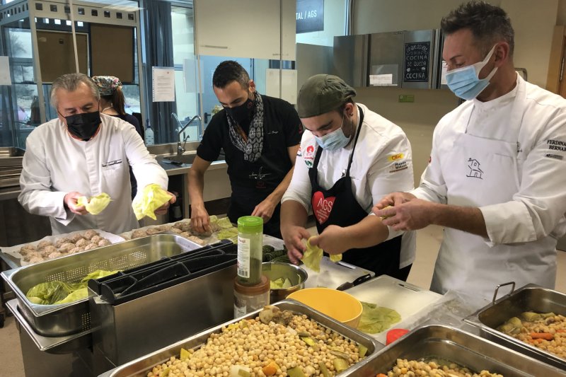 Una asociación gastronómica solidaria reparte cerca de 12.000 menús entre los colectivos más vulnerables de la provincia  Una asociación gastronómica solidaria reparte cerca de 12.000 menús entre los colectivos más vulnerables de la provincia