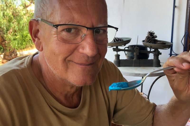 Los políticos de Dénia reciben helados del color de sus “rivales” para que hagan política más allá de sus colores  Los políticos de Dénia reciben helados del color de sus “rivales” para que hagan política más allá de sus colores