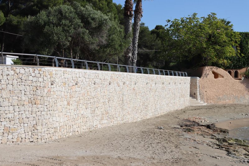 Concluyen las obras del muro de la playa de l'Ampolla de Moraira Concluyen las obras del muro de la playa de l'Ampolla de Moraira