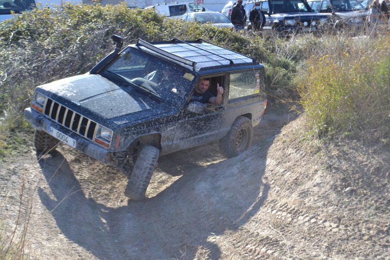 Todoterrenos cargados con kilos de solidaridad Todoterrenos cargados con kilos de solidaridad