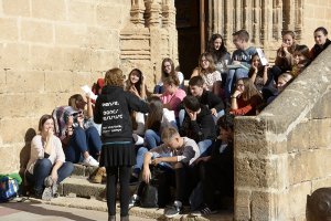 Alumnos del instituto Antoni Llidó de Xàbia sacan la Filosofía a la calle