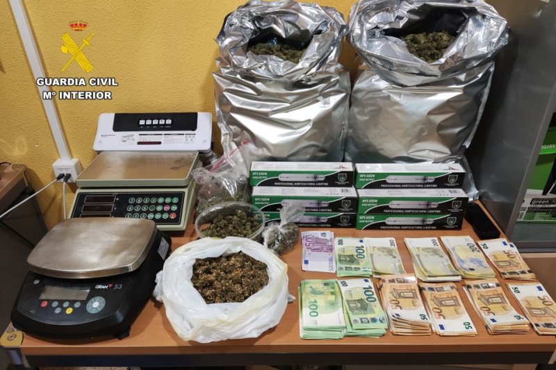 La Guardia Civil desmantela un grupo criminal dedicado al cultivo de marihuana en chalets de lujo de Calp La Guardia Civil desmantela un grupo criminal dedicado al cultivo de marihuana en chalets de lujo de Calp