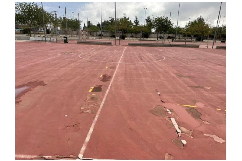 Comienzan las obras para reparar una de las pistas deportivas de Madrigueres  Comienzan las obras para reparar una de las pistas deportivas de Madrigueres