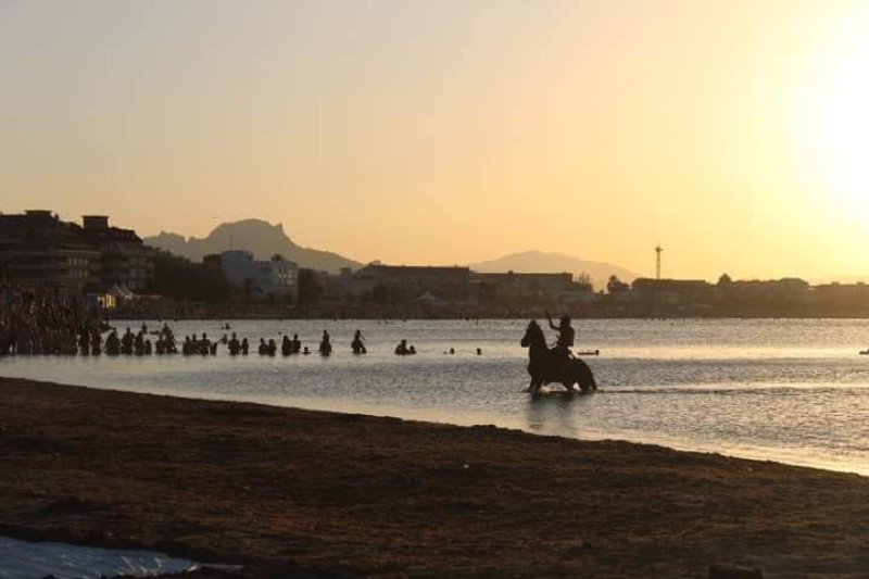 El desembarco, aperitivo de los días grandes de la fiesta en Dénia El desembarco, aperitivo de los días grandes de la fiesta en Dénia