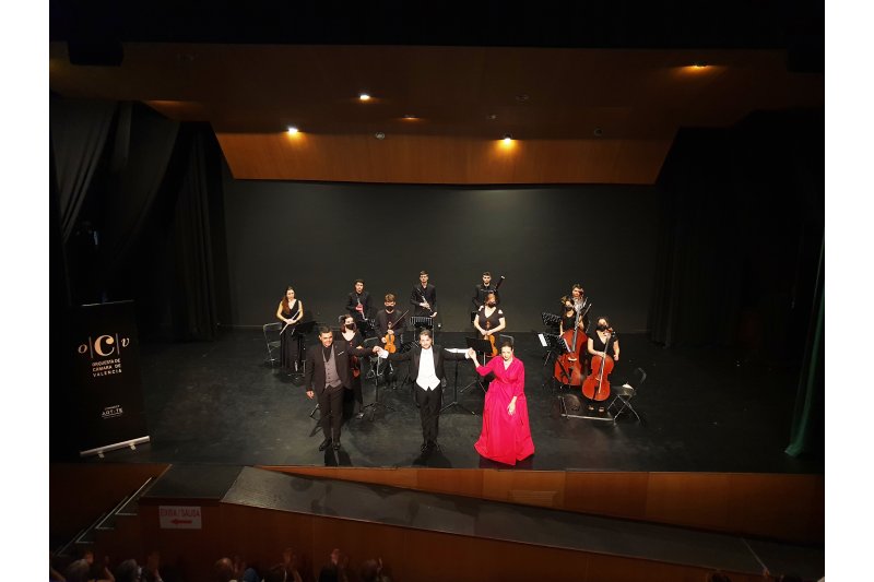 El público se rinde a la Orquesta de Cámara de Valencia con el dianense Pere Molina como director El público se rinde a la Orquesta de Cámara de Valencia con el dianense Pere Molina como director