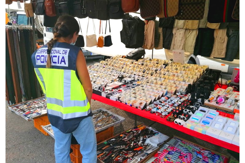 Dos detenidos por vender productos falsificados en el rastro de Dénia  Dos detenidos por vender productos falsificados en el rastro de Dénia