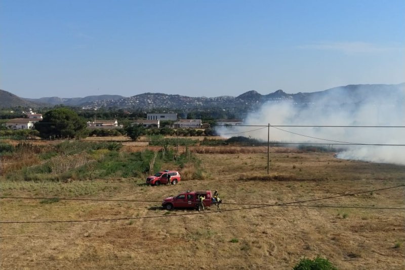 El  incendio en Les Marines ha quemado una hectárea y media de cañar El  incendio en Les Marines ha quemado una hectárea y media de cañar