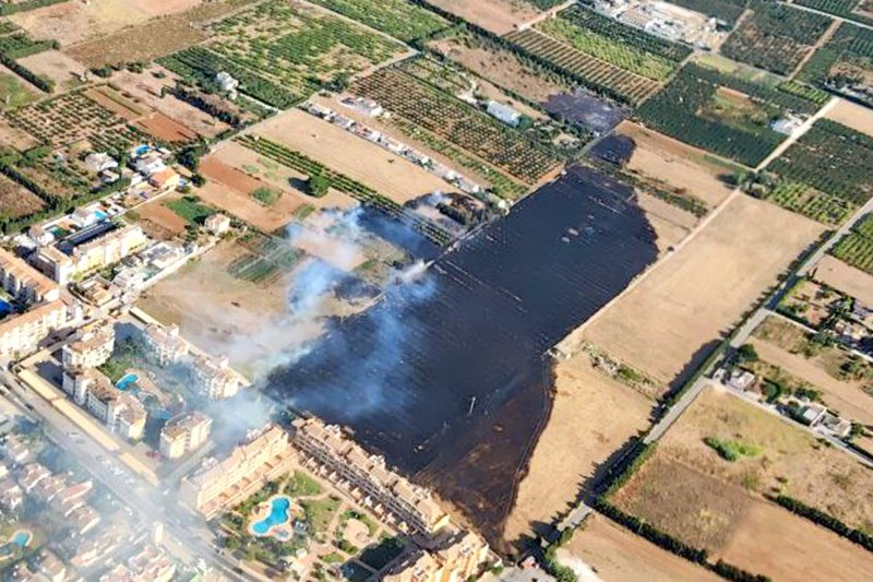 El  incendio en Les Marines ha quemado una hectárea y media de cañar El  incendio en Les Marines ha quemado una hectárea y media de cañar