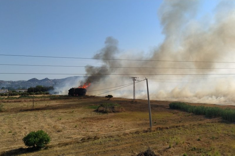 El  incendio en Les Marines ha quemado una hectárea y media de cañar El  incendio en Les Marines ha quemado una hectárea y media de cañar