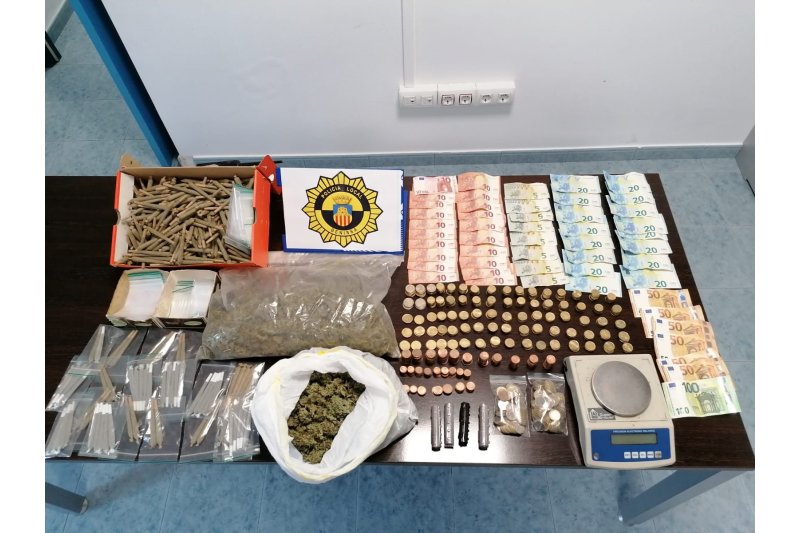 La Policía Local de Benissa detiene a una persona e incauta dinero y cannabis La Policía Local de Benissa detiene a una persona e incauta dinero y cannabis